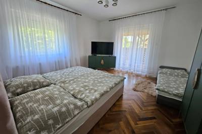 Spálňa s manželskou a 1-lôžkovou posteľou a TV, Ubytovanie v Štúrove, Štúrovo