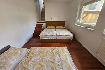 Spálňa s manželskou a 1-lôžkovou posteľou, Ubytovanie v Štúrove, Štúrovo