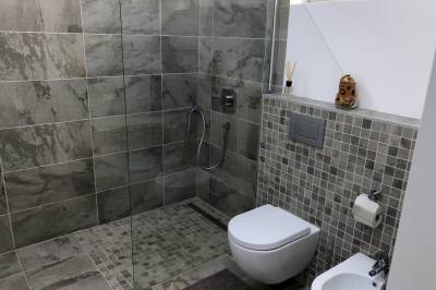 Kúpeľňa s toaletou, bidetom a sprchovacím kútom, Apartmán Laurin, Terchová