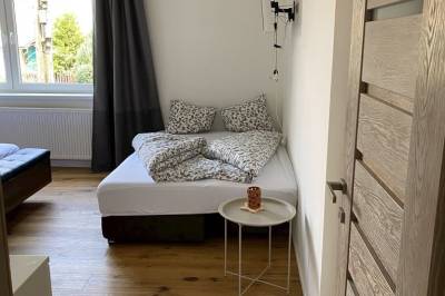 Spálňa s manželskou posteľou a sedačkou, Apartmán Laurin, Terchová