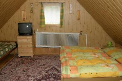 Spálňa s manželskou a 1-lôžkovou posteľou a TV, Drevenica u Jozefa, Vysoká nad Kysucou
