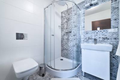 Dvojlôžková izba - kúpeľňa so sprchovacím kútom a toaletou, Penzión Čerešňový Sad, Mengusovce