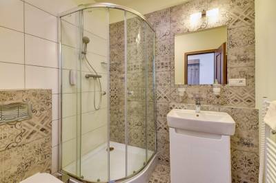Podkrovná dvojlôžková izba s prístelkou, balkónom alebo terasou - kúpeľňa so sprchovacím kútom a toaletou, Penzión Čerešňový Sad, Mengusovce