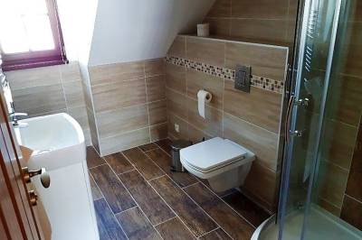Kúpeľňa so sprchovacím kútom a toaletou, Chalupa Šalalandia, Zázrivá