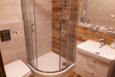 Kúpeľňa so sprchovacím kútom a toaletou, Chalupa Šalalandia, Zázrivá