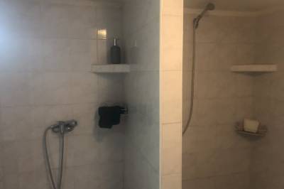Kúpeľňa so sprchovacím kútom, Chatka v lese, Ružomberok