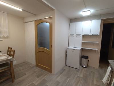 Vstup do obytnej časti, časť kuchyne s chladničkou, Hronec U Petra dvojizbový byt, Hronec
