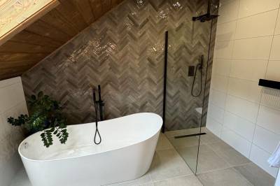 Kúpeľňa s vaňou a sprchovacím kútom, Chata pod Cigerníkom, Matiašovce