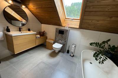 Kúpeľňa s vaňou a toaletou, Chata pod Cigerníkom, Matiašovce