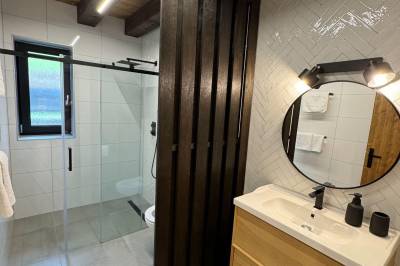 Kúpeľňa so sprchovacím kútom, Chata pod Cigerníkom, Matiašovce