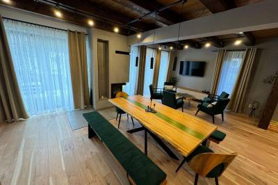 Obývačka so sedením, krbom a TV, Chata pod Cigerníkom, Matiašovce