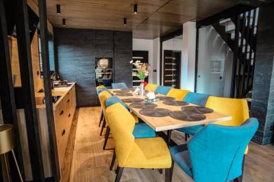 Obývací priestor s krbom, Chata Andromeda, Oravská Lesná