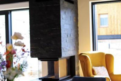 Obývací priestor s krbom, Chata Andromeda, Oravská Lesná