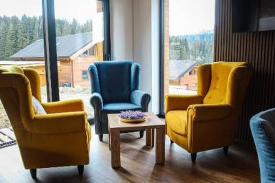 Obývací priestor s krbom, Chata Andromeda, Oravská Lesná