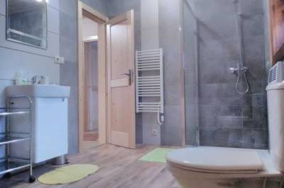 Kúpelňa s toaletou a sprchovým kútom, Chata Hájenka Oščadnica, Oščadnica