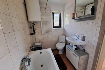 Kúpeľňa s vaňou a WC, Chata pri Kaštieli Longevity Nature Retreat, Necpaly