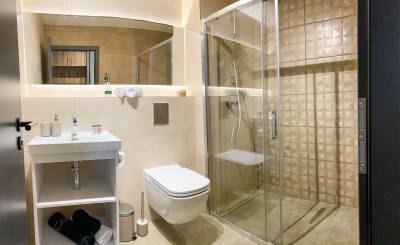 Kúpeľňa so sprchovým kútom a toaletou, TOP Hill Apartmán Kubínska hoľa, Dolný Kubín