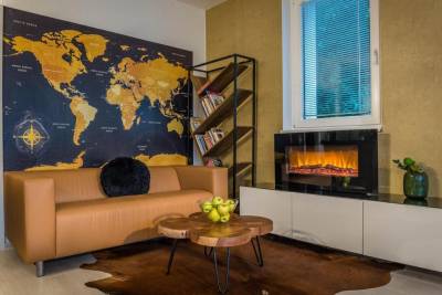 Obývačka s pohovkami a krbom, Apartmanica Triangel 103, Donovaly