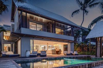 Podmanivá atmosféra večera s osvetleným bazénom a tropickou záhradou, Villa Karma by muse villas, Grand Baie