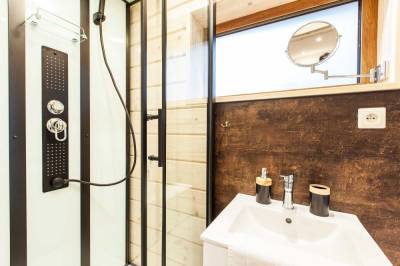 Kúpeľňa so sprchovým kútom a toaletou, Chata Glianka 3, Brezno