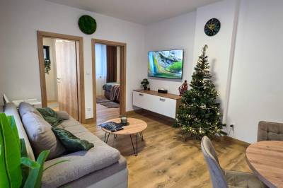 Obývačka so SMART TV a gaučom, Apartmanica Hrabovo 32 - 3A, Ružomberok