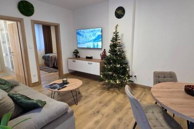 Obývačka so SMART TV a gaučom, Apartmanica Hrabovo 32 - 3A, Ružomberok