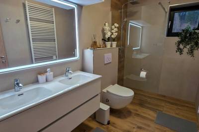 Kúpeľňa so sprchovým kútom a wc, Apartmanica Hrabovo 32 - 3A, Ružomberok