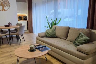 Obývačka so SMART TV a gaučom, Apartmanica Hrabovo 32 - 3A, Ružomberok