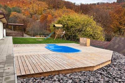 Vonkajší bazén v letných mesiacoch, Chata pod Horou - Nová Baňa, Nová Baňa