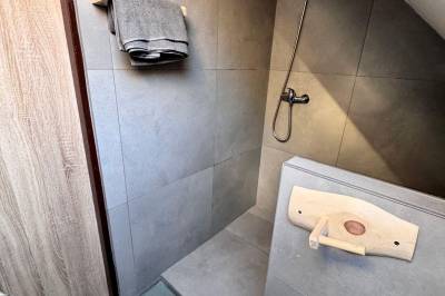 Kúpeľňa so sprchovým kútom a wc, Chata pod Horou - Nová Baňa, Nová Baňa