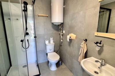 Kúpeľňa so sprchovým kútom a wc, Chata pod Horou - Nová Baňa, Nová Baňa