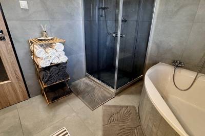 Kúpeľňa so sprchovým kútom a vaňou, Chata pod Horou - Nová Baňa, Nová Baňa