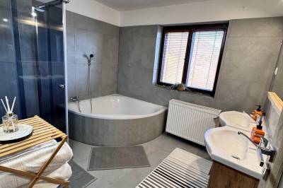 Kúpeľňa so sprchovým kútom a vaňou, Chata pod Horou - Nová Baňa, Nová Baňa