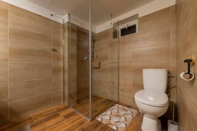 Kúpeľňa s toaletou, Chata v Jasenovej, Jasenová