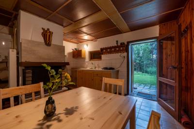 Spoločenská miestnosť s krbom a sedením, Chata v Jasenovej, Jasenová