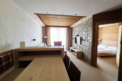 Obývacia izba prepojená s kuchyňou a jedálenskou časťou, Apartmán TRAVEL - Hotel Kukučka, Vysoké Tatry