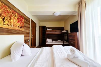 Spálňa s manželskou posteľou a poschodovou posteľou, Apartmán TRAVEL Veľká Lomnica, Veľká Lomnica