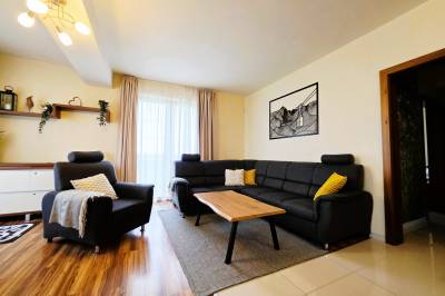 Sedačka v obývacej časti, Apartmán TRAVEL Veľká Lomnica, Veľká Lomnica