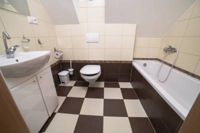 Kúpelňa s vaňou a toaletou, Chata Margit, Oravská Lesná