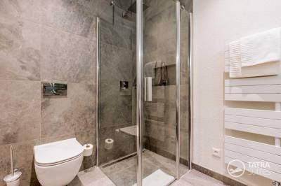 Kúpeľňa so sprchovacím kútom a WC, TATRA SUITES, Vila Himalaya - Junior suite 102, Vysoké Tatry