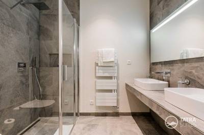 Kúpeľňa s 2 umývadlami, sprchovacím kútom a WC, TATRA SUITES, Vila Himalaya - Junior suite 202, Vysoké Tatry