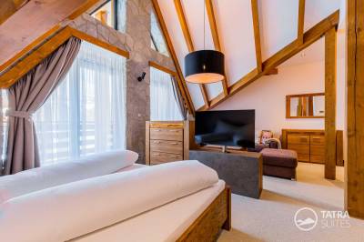 Spálňová časť s veľkou manželskou posteľou a TV, TATRA SUITES, Vila Himalaya - Junior suite 202, Vysoké Tatry