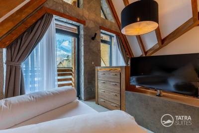 Spálňová časť s veľkou manželskou posteľou a TV, TATRA SUITES, Vila Himalaya - Junior suite 202, Vysoké Tatry
