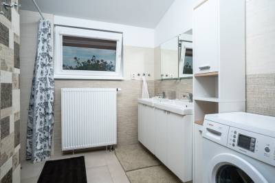 Kúpeľňa s práčkou a sprchovým kútom, Dom Joves, Štôla