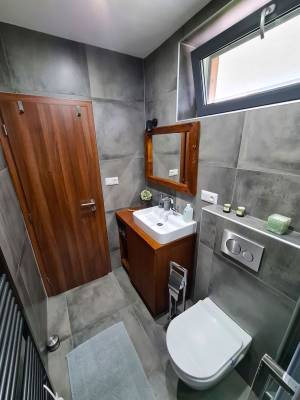 Kúpeľňa na prízemí, WOODPARK - Chata Olejkárka, Valča