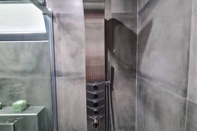 Kúpeľňa so sprchovým kútom na prízemí, WOODPARK - Chata Olejkárka, Valča
