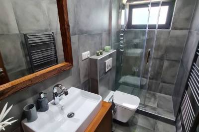 Kúpeľňa s WC a sprchovým kútom na poschodí, WOODPARK - Chata Olejkárka, Valča