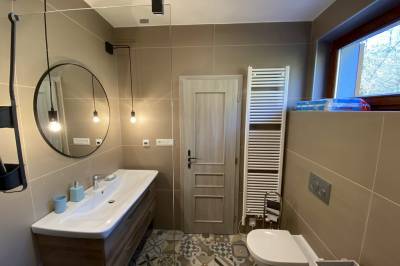 Kúpeľňa so sprchovacím kútom a toaletou, Apartmán KLARA, Mýto pod Ďumbierom