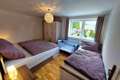 Spálňa s manželskou posteľou a samostatným lôžkom, Panoramatický apartmán Tatry, Nová Lesná
