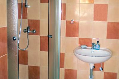 Kúpeľňa s toaletou a sprchovým kútom, Ubytovanie u Štefana, Závažná Poruba
